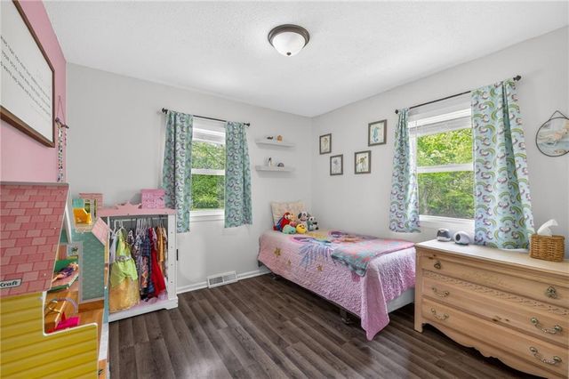 825 SW PLEASANT Drive, Lee's Summit, MO 64081