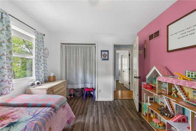 825 SW PLEASANT Drive, Lee's Summit, MO 64081