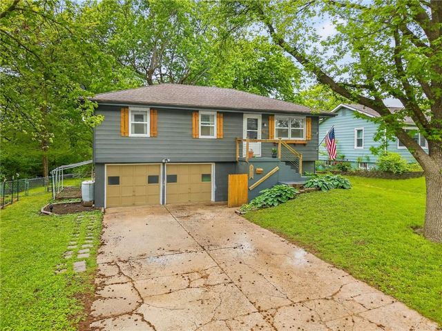 825 SW PLEASANT Drive, Lee's Summit, MO 64081