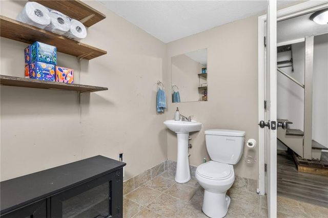 825 SW PLEASANT Drive, Lee's Summit, MO 64081