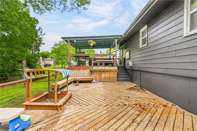 825 SW PLEASANT Drive, Lee's Summit, MO 64081