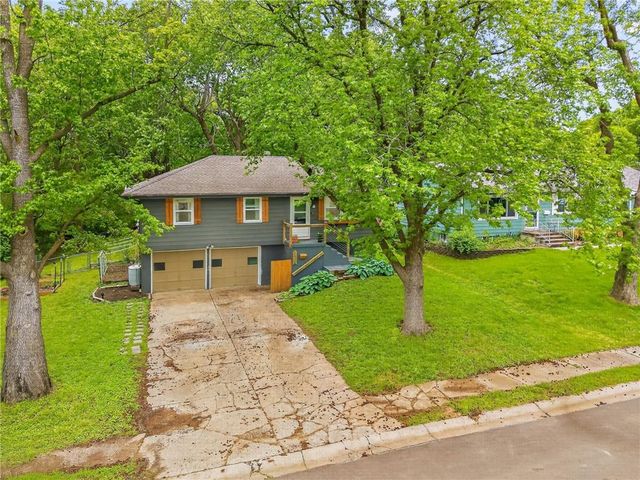 825 SW PLEASANT Drive, Lee's Summit, MO 64081
