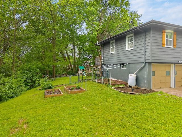 825 SW PLEASANT Drive, Lee's Summit, MO 64081