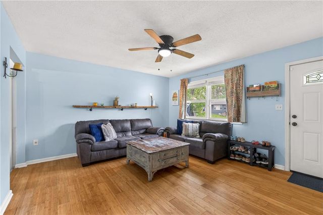 825 SW PLEASANT Drive, Lee's Summit, MO 64081