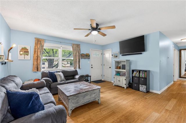 825 SW PLEASANT Drive, Lee's Summit, MO 64081