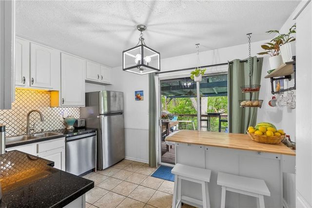 825 SW PLEASANT Drive, Lee's Summit, MO 64081