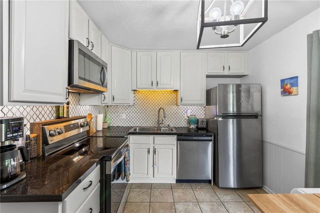 825 SW PLEASANT Drive, Lee's Summit, MO 64081