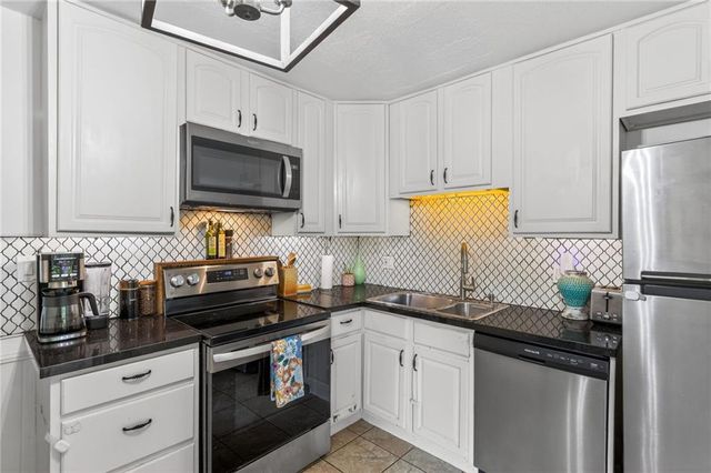 825 SW PLEASANT Drive, Lee's Summit, MO 64081