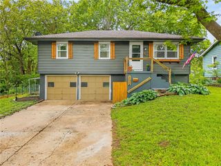 825 SW PLEASANT Drive, Lee's Summit, MO 64081