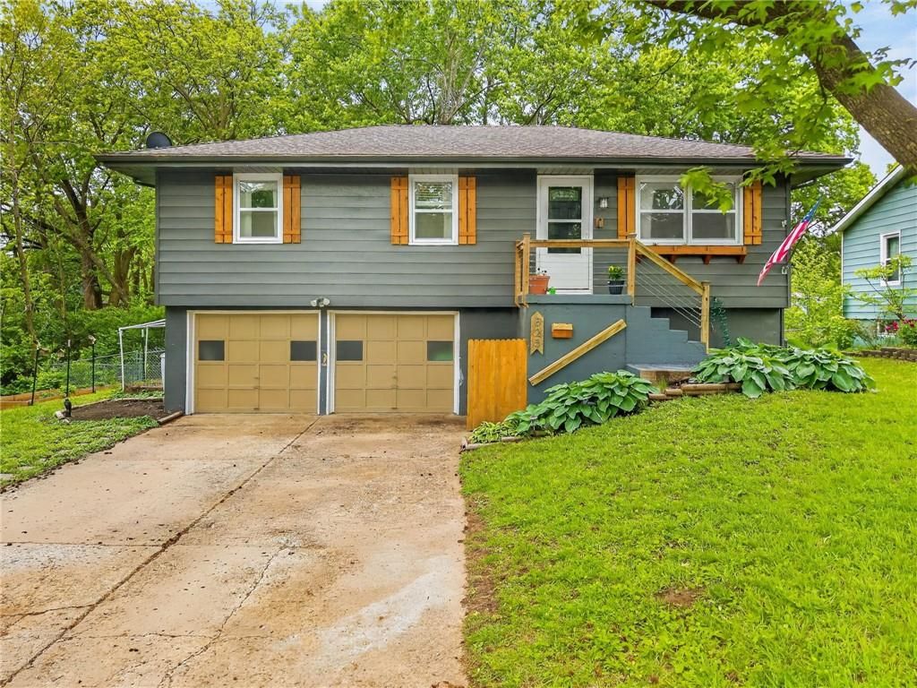 825 SW PLEASANT Drive, Lee's Summit, MO 64081