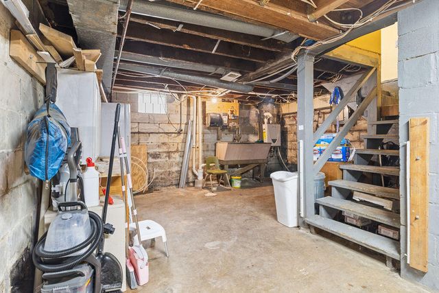 214 Woodlawn Avenue, Chesterton, IN 46304