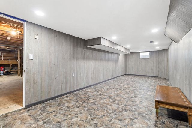 214 Woodlawn Avenue, Chesterton, IN 46304