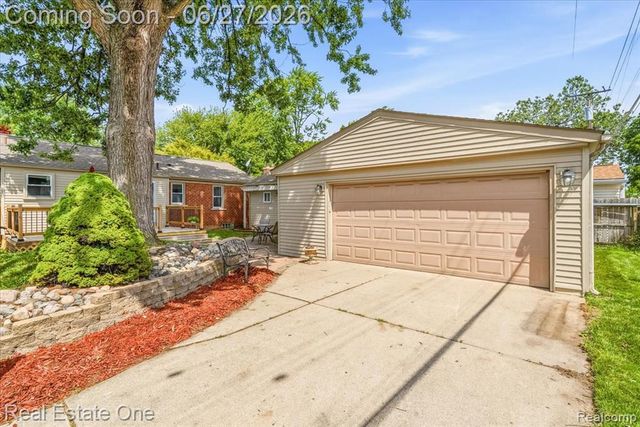 9900 Brookfield Street, Livonia, MI 48150