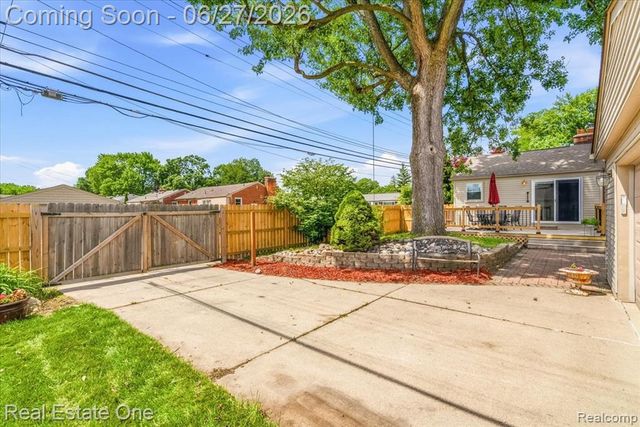9900 Brookfield Street, Livonia, MI 48150