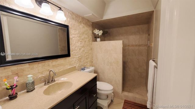 40 Wimbledon Lake Dr 216, Plantation, FL 33324