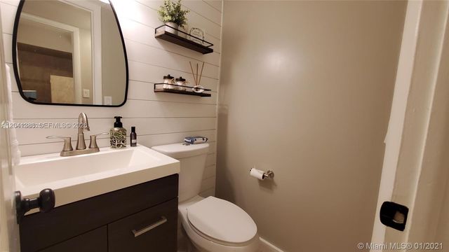40 Wimbledon Lake Dr 216, Plantation, FL 33324