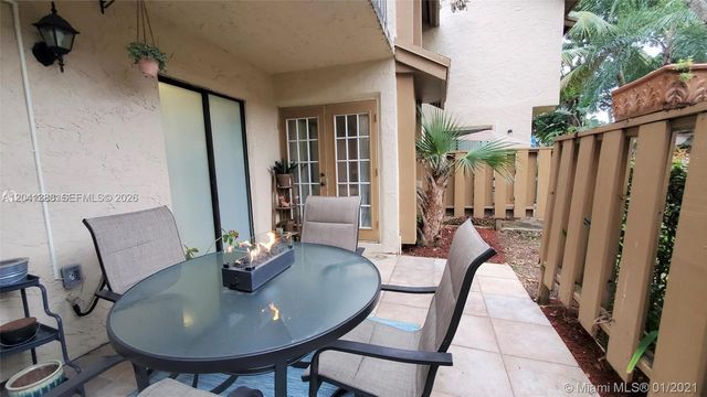 40 Wimbledon Lake Dr 216, Plantation, FL 33324