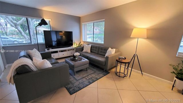 40 Wimbledon Lake Dr 216, Plantation, FL 33324