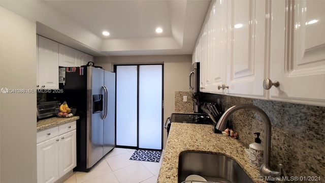 40 Wimbledon Lake Dr 216, Plantation, FL 33324