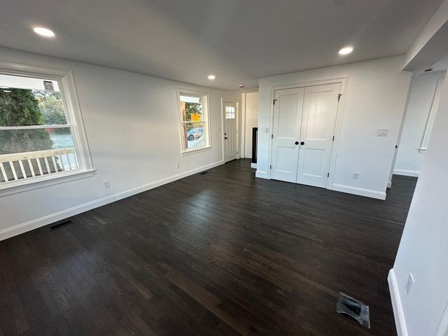 8 Thompson Rd, Webster, MA 01570