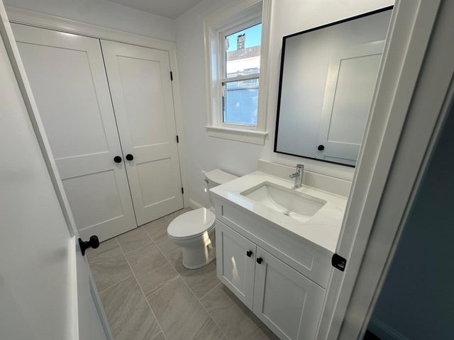8 Thompson Rd, Webster, MA 01570