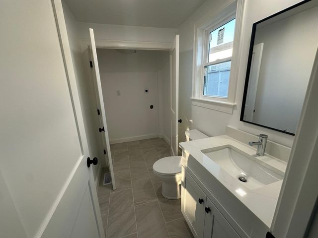8 Thompson Rd, Webster, MA 01570