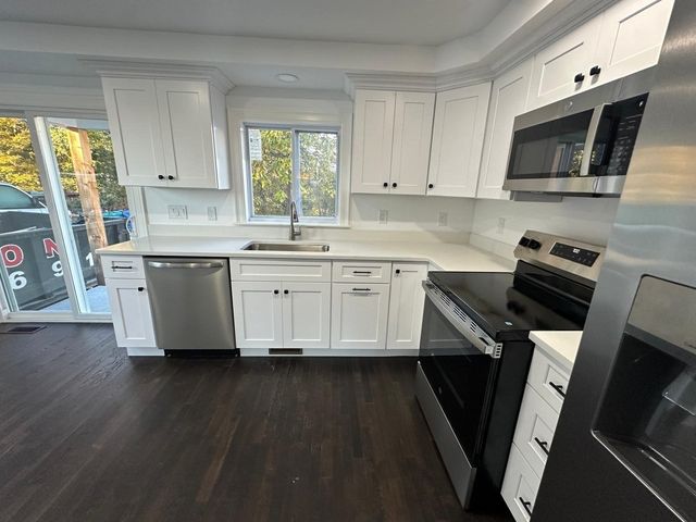 8 Thompson Rd, Webster, MA 01570