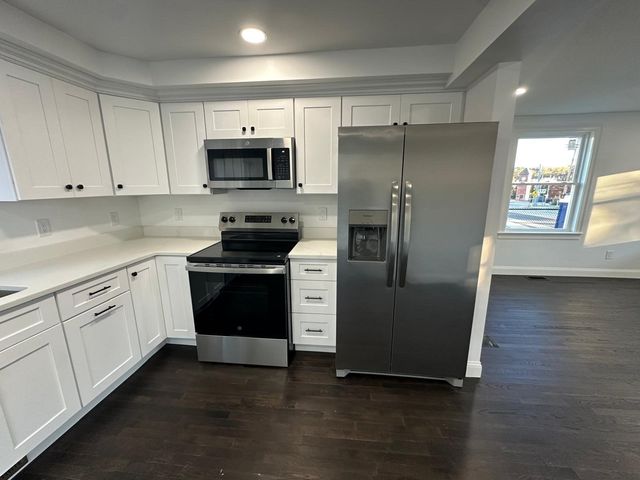 8 Thompson Rd, Webster, MA 01570