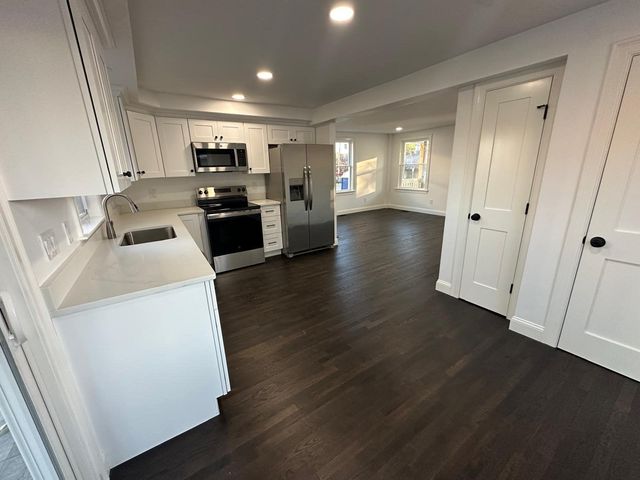 8 Thompson Rd, Webster, MA 01570
