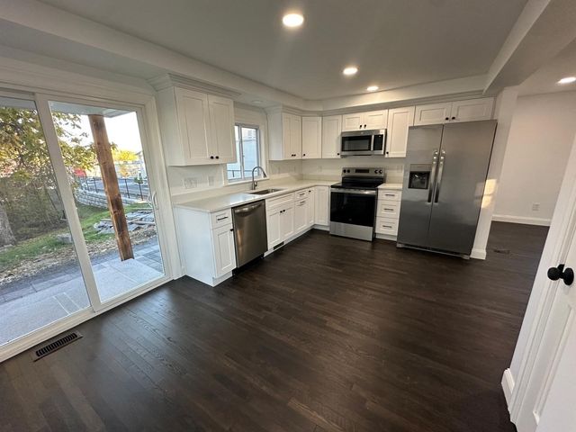 8 Thompson Rd, Webster, MA 01570