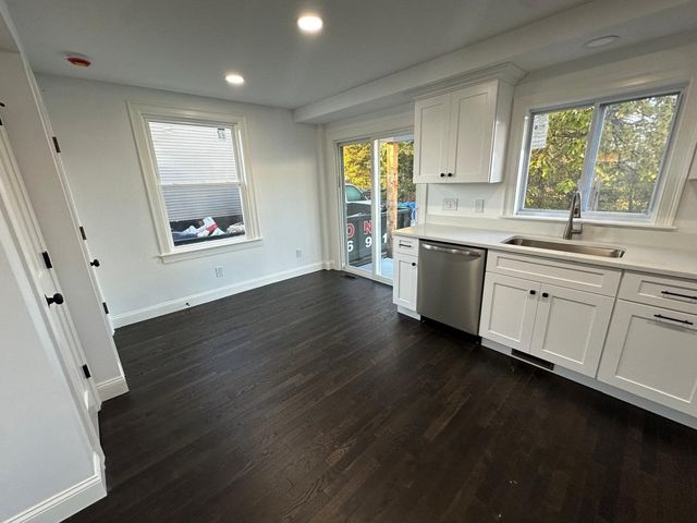 8 Thompson Rd, Webster, MA 01570