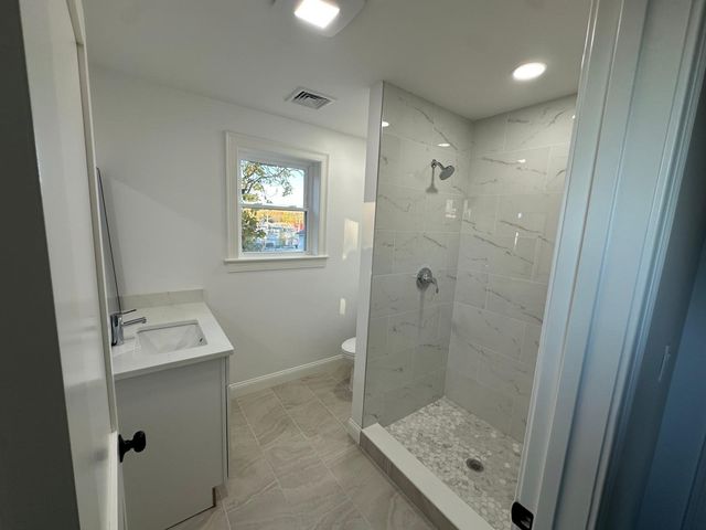 8 Thompson Rd, Webster, MA 01570