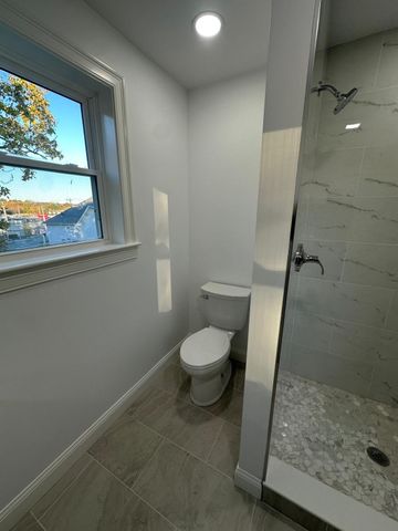 8 Thompson Rd, Webster, MA 01570