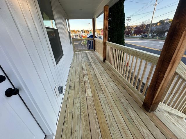 8 Thompson Rd, Webster, MA 01570