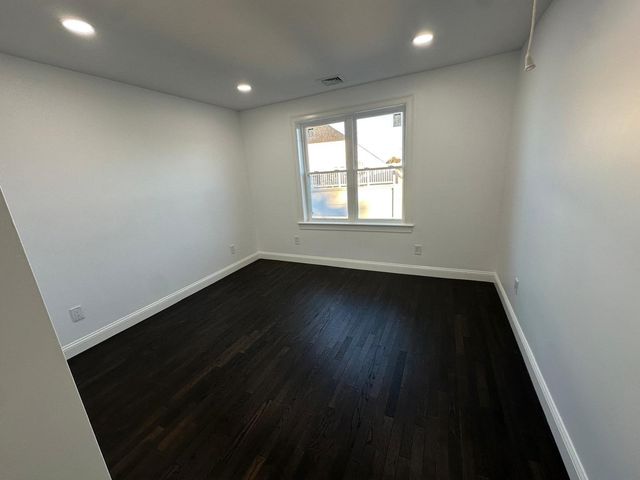8 Thompson Rd, Webster, MA 01570