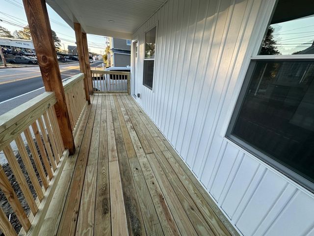 8 Thompson Rd, Webster, MA 01570