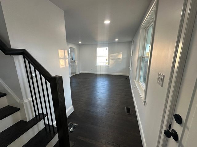 8 Thompson Rd, Webster, MA 01570