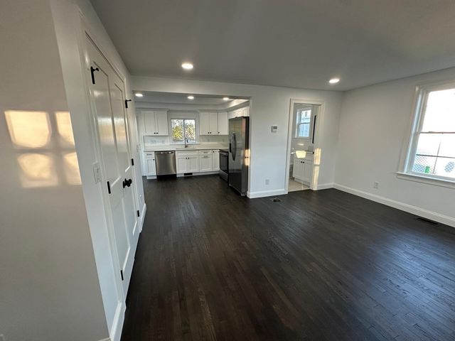 8 Thompson Rd, Webster, MA 01570