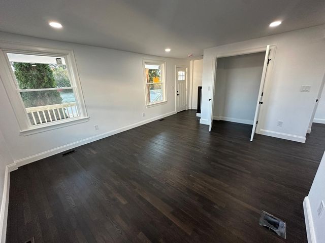 8 Thompson Rd, Webster, MA 01570