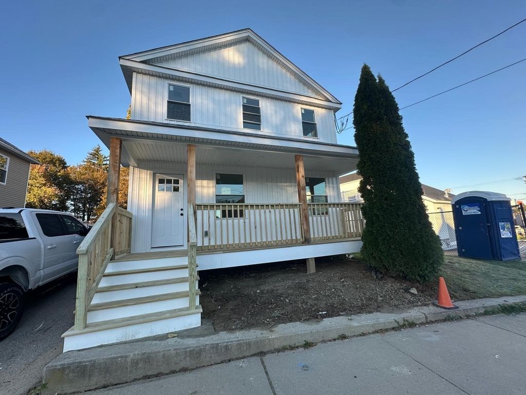 8 Thompson Rd, Webster, MA 01570