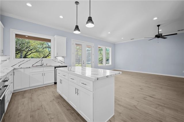 24 St Andrews Pl, Rockport, TX 78382