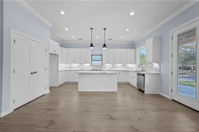 24 St Andrews Pl, Rockport, TX 78382