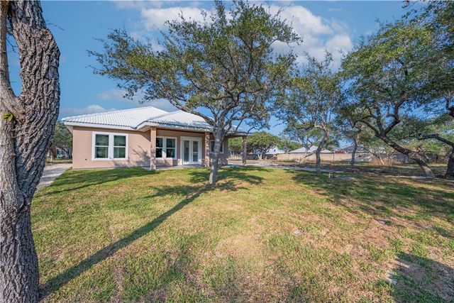 24 St Andrews Pl, Rockport, TX 78382