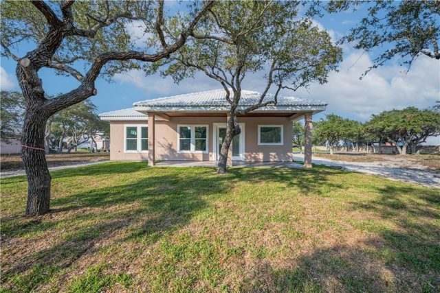 24 St Andrews Pl, Rockport, TX 78382