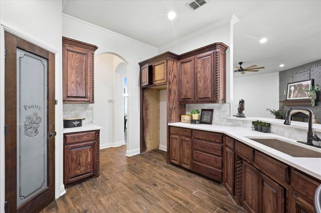 514 Oak Hills Drive, Newark, TX 76071