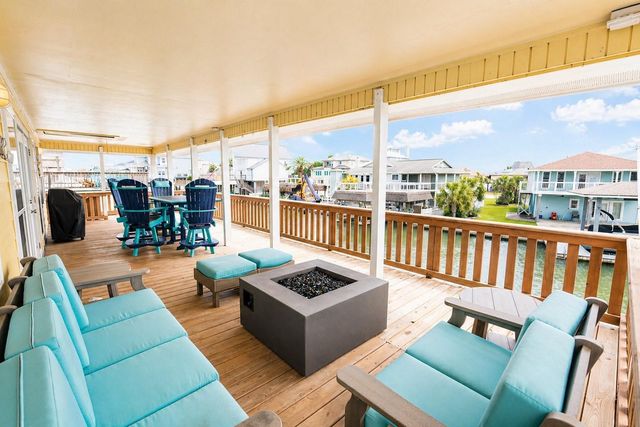 1319 Maui Drive, Tiki Island, TX 77554