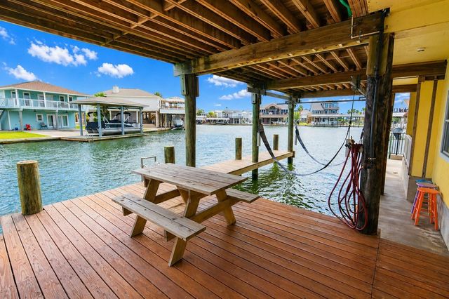 1319 Maui Drive, Tiki Island, TX 77554