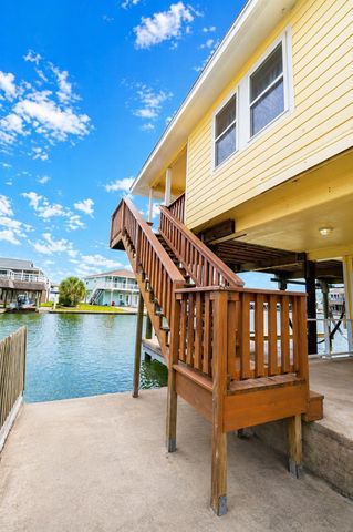 1319 Maui Drive, Tiki Island, TX 77554