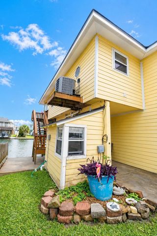 1319 Maui Drive, Tiki Island, TX 77554
