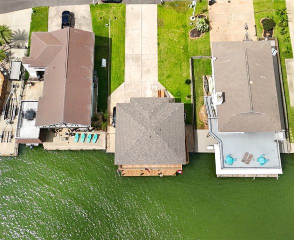 1319 Maui Drive, Tiki Island, TX 77554